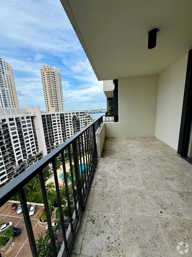 Building Photo - 520 Brickell Key Dr