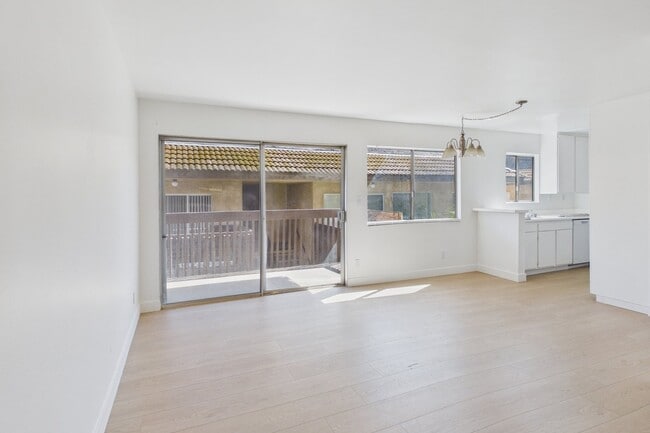 Building Photo - La Cresta Apartments