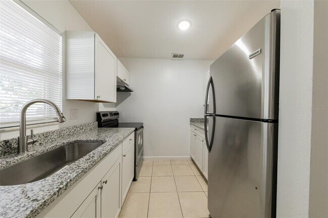 Building Photo - 2218 Leo Dr