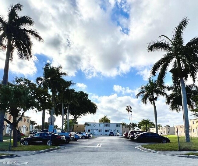 Building Photo - 2 br, 1 bath Townhome - 228 NW 85th Street...