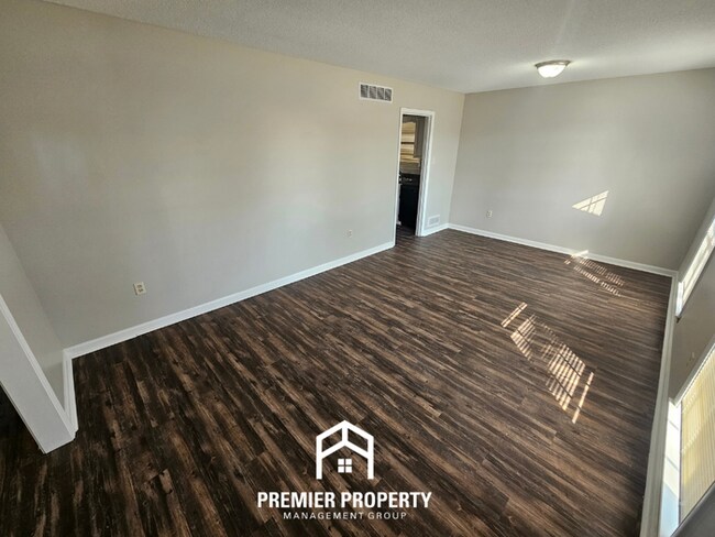 Foto del edificio - Newly Renovated 3BR Memphis Home w/ Vaulted Ceilings, Brick Fireplace & Covered Patio