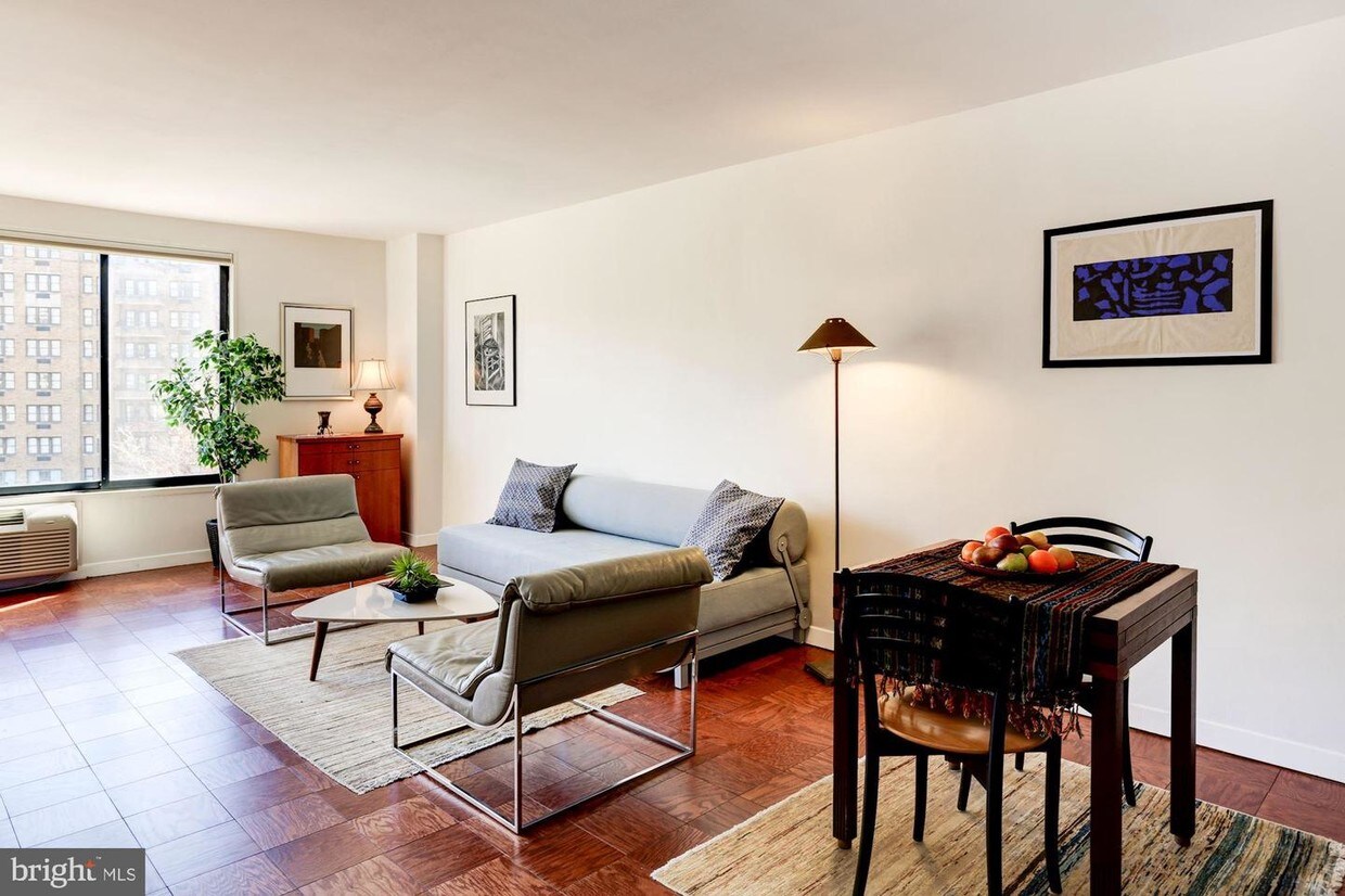 Foto principal - 2501 Calvert St NW