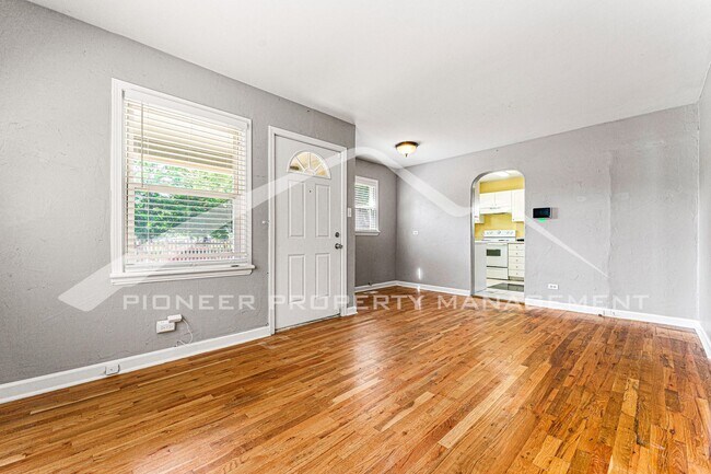 Foto del edificio - Charming Single Family Home With A Fully F...