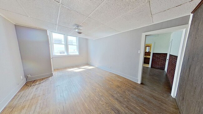 Building Photo - Spacious 1 Bedroom Apartment