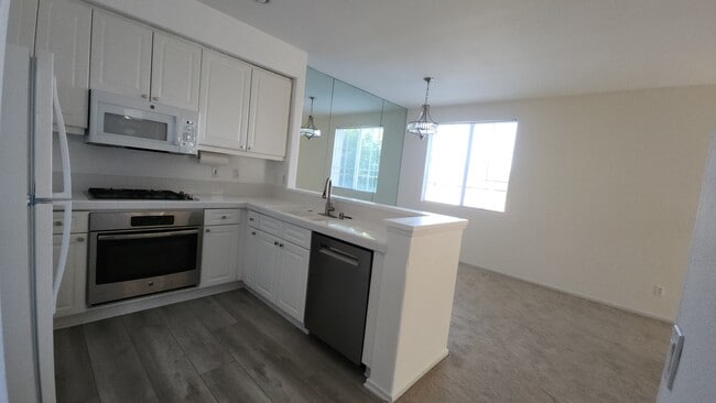 Building Photo - 10786 Sabre Hill Dr