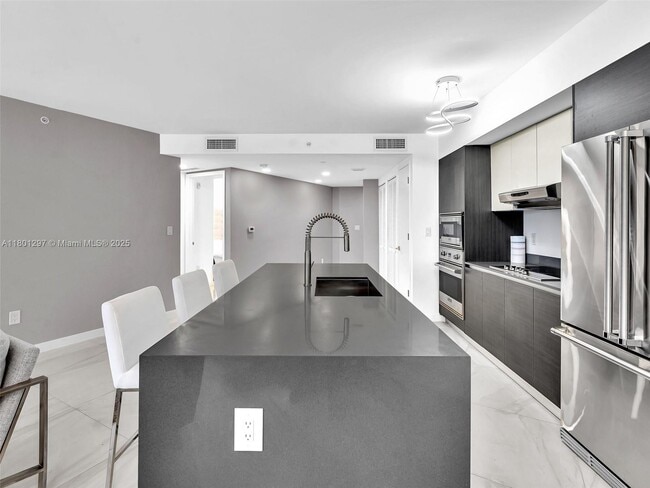 Building Photo - 9821 E Bay Harbor Dr