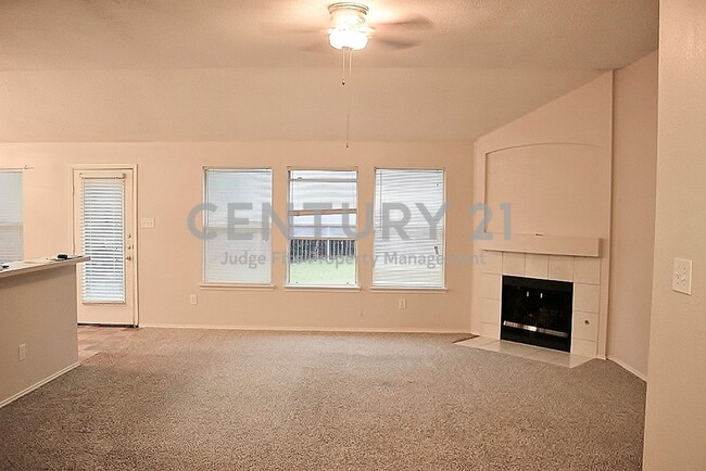 Foto del edificio - Wonderful 3/2/2 Corner Lot In Lake Dallas ...