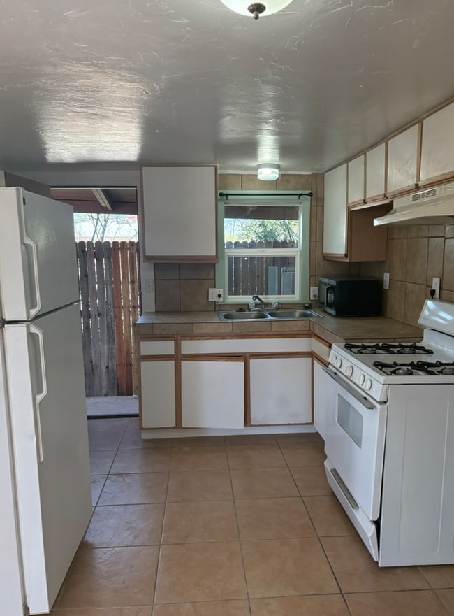 Foto del edificio - 3321 E Bellevue St