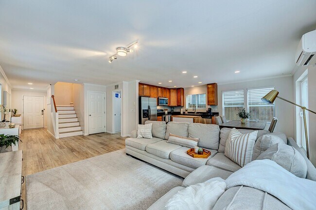 Foto del edificio - Three Bedroom, Two Story Cul-De-Sac in Lak...