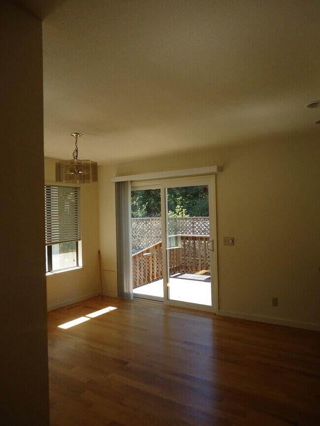 Building Photo - Beautiful Tri-Level 3Bed, 2.5Bath Located ...