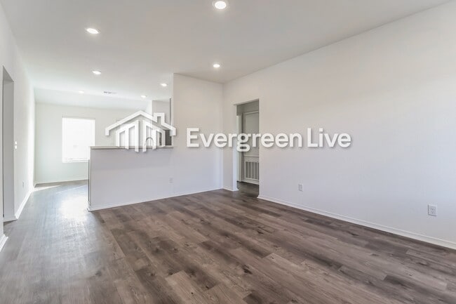 Foto del edificio - 42 10 Point Ln