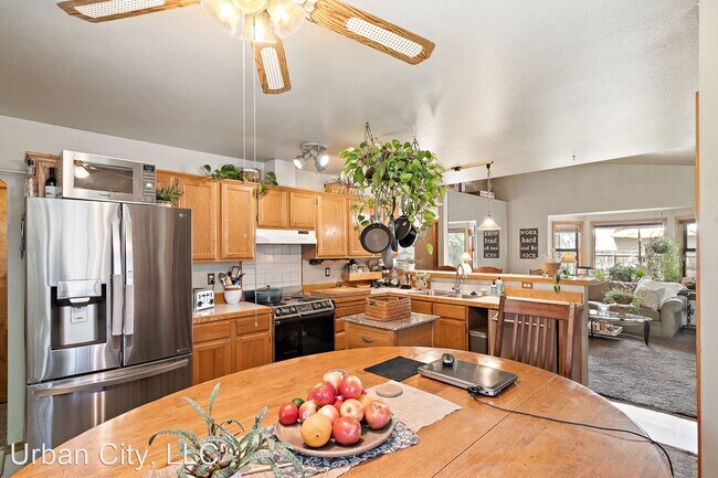 Foto del edificio - 3 br, 2 bath House - 150 E. Linden