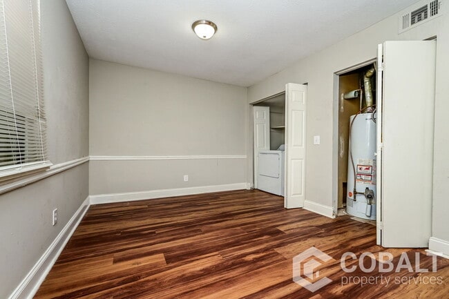 Building Photo - 416 Creekview Ct