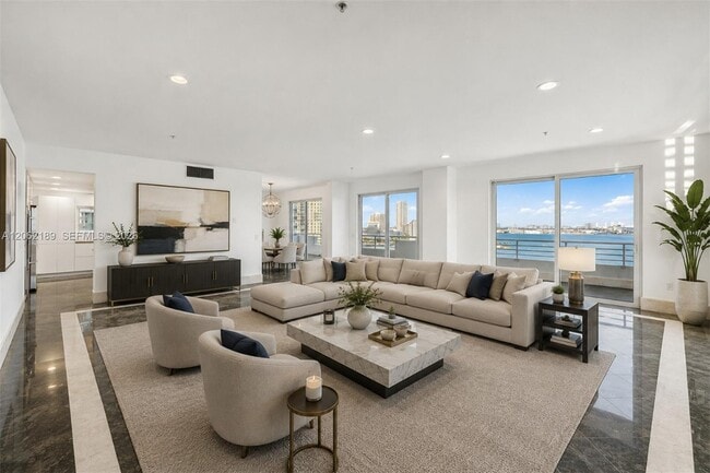 Building Photo - 1402 Brickell Bay Dr