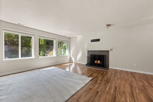 Building Photo - Stunning 4BR/2.5BA Home in Lake Forest Park ?