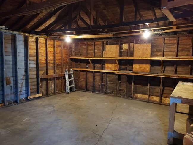 Building Photo - 3 bed 1 bath bungalow with garage & fenced...