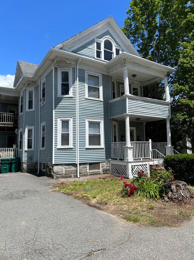 Edificio de apartamentos - 677 Westford St