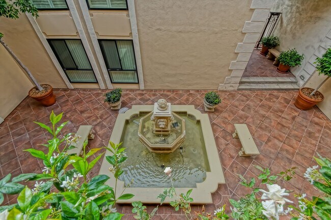 Foto del edificio - Newly Remodeled, Bright & Airy End Unit Condo in the beautiful "Villa Florenza" Complex in the he...