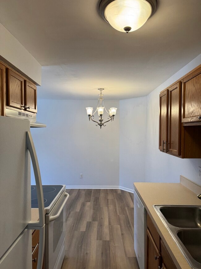 Building Photo - 28187 Raleigh Crescent Dr