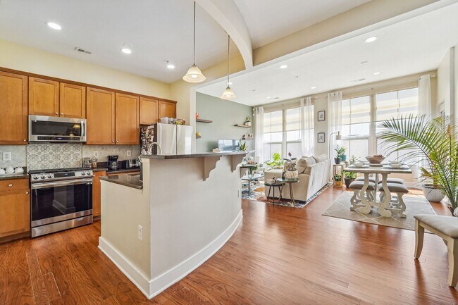 Building Photo - 3 Greenwich Dr