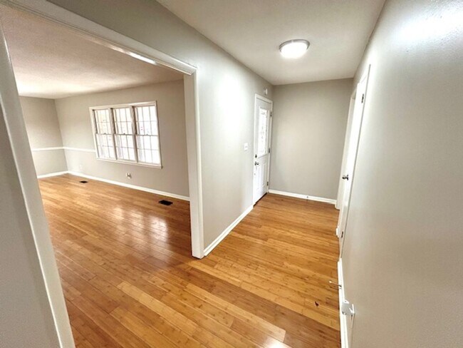 Foto del edificio - Move-In Ready 3 Bedroom Home with Garage & Private Yard