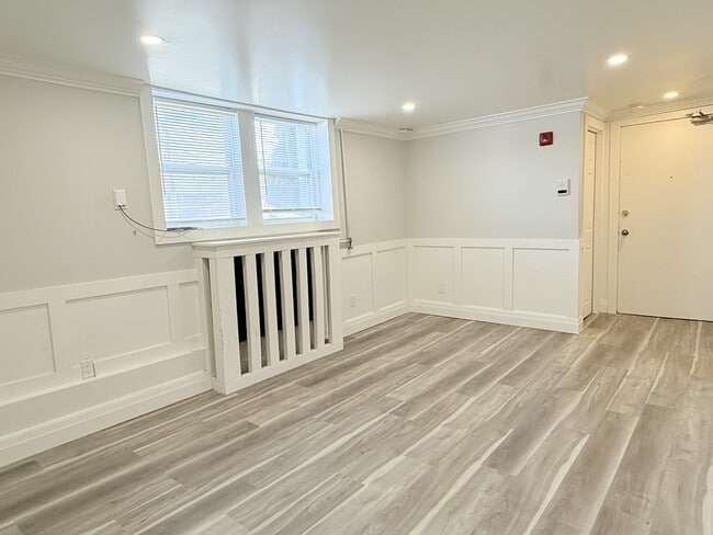 Building Photo - 1518 University Ave W