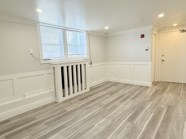 Photo du bâtiment - 1518 University Ave W