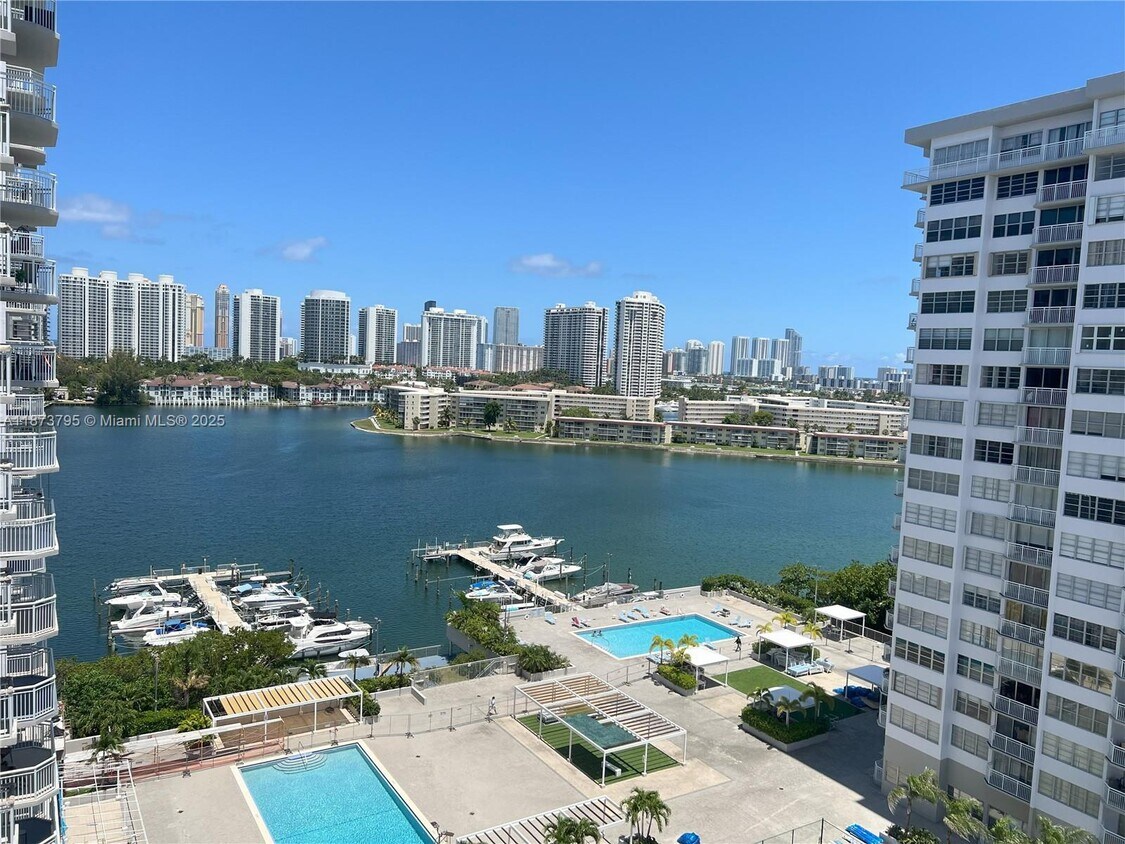 Foto principal - 18051 Biscayne Blvd