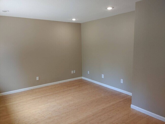 Building Photo - CHECK OUT THIS SPACIOUS 4 BEDROOM, 2 BATH TOWNHOME NEAR DOWNTOWN BEND!