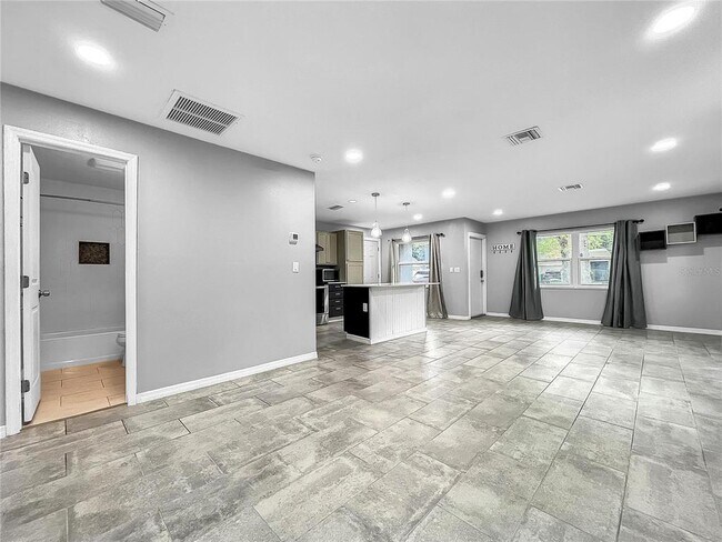Foto del edificio - 6809 S Himes Ave