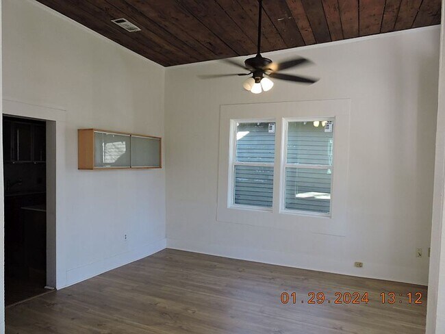 Foto del edificio - Great Garden District Cottage