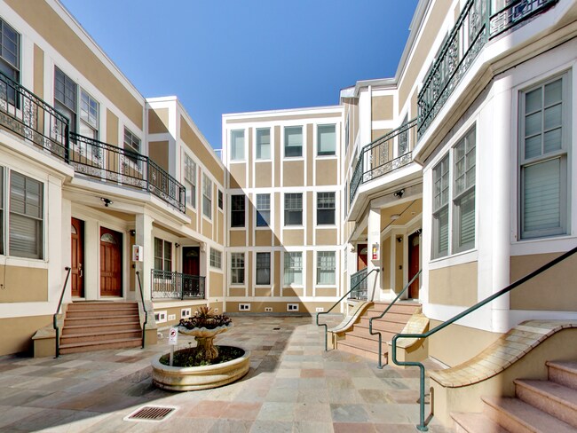 Building Photo - LOCATION LOCATION LOCATION!! The Heart of ...