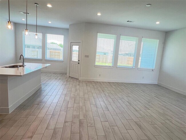 Building Photo - 4520 Bartagrass Dr
