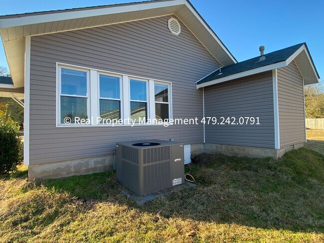 Foto del edificio - COMING IN DECEMBER!! Adorable 2 Bed 1 Bath...