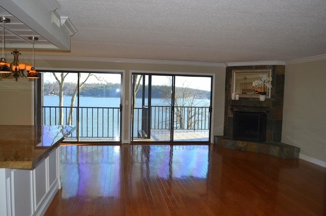 Building Photo - 4328 Lakeshore Ln