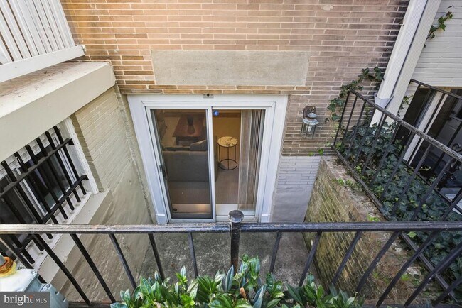 Foto del edificio - 2619 Woodley Pl NW