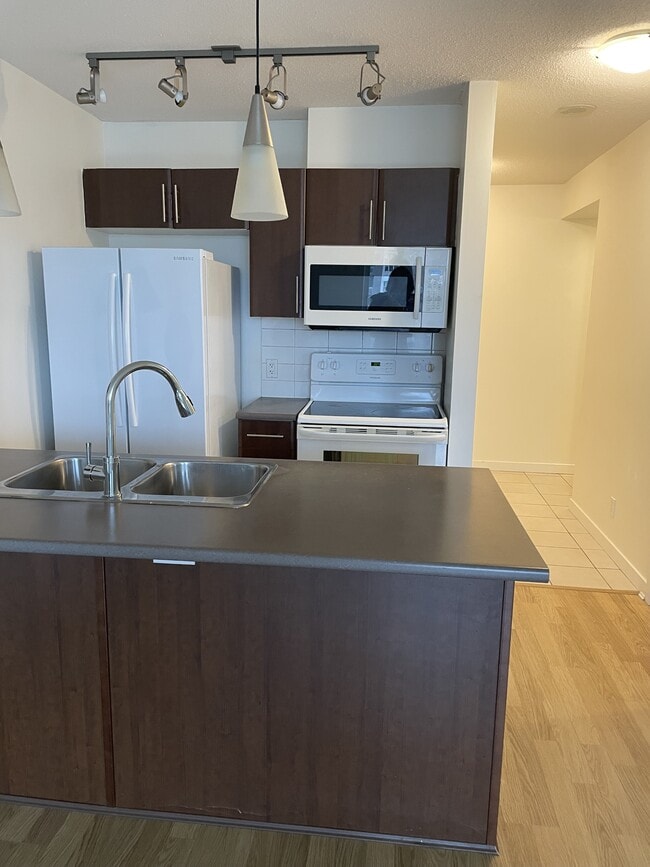 Photo du bâtiment - 1178 Heffley Crescent