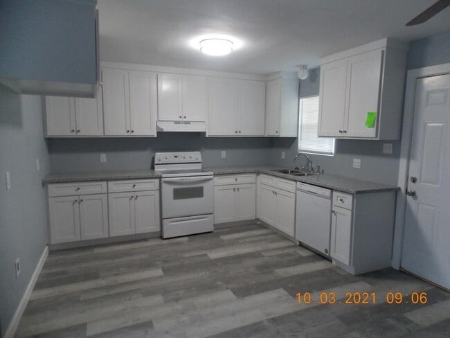 Building Photo - 5303 Lyndhurst Dr