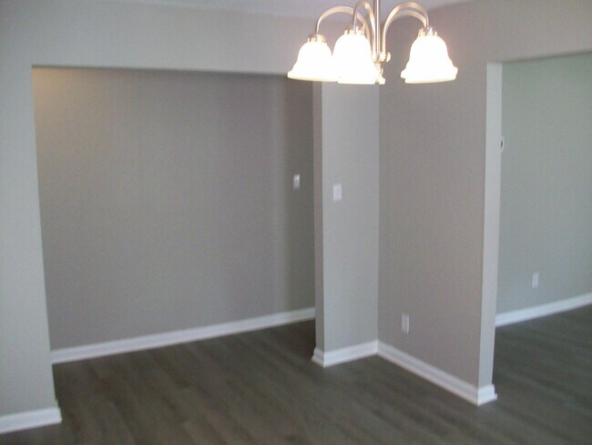 Foto del edificio - Renovated 4 BR 2 BA Home