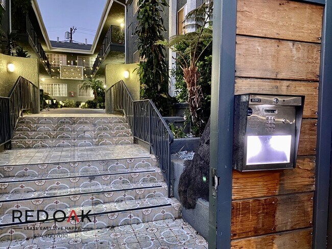 Foto del edificio - 6029 Carlton Way
