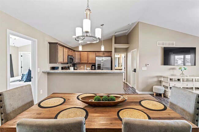 Eating Area - 392 Tanglewood Dr