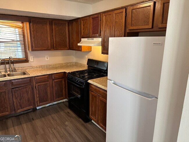 Building Photo - 675 Redland Dr