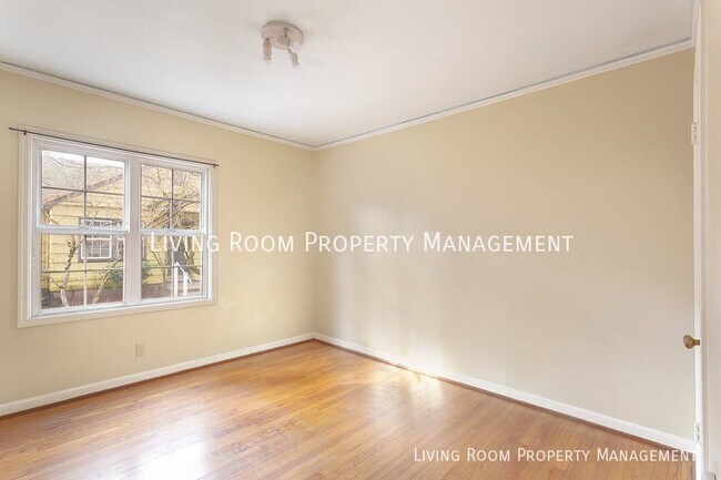 Building Photo - Charming 1BR Across from Powell Park w/Off...