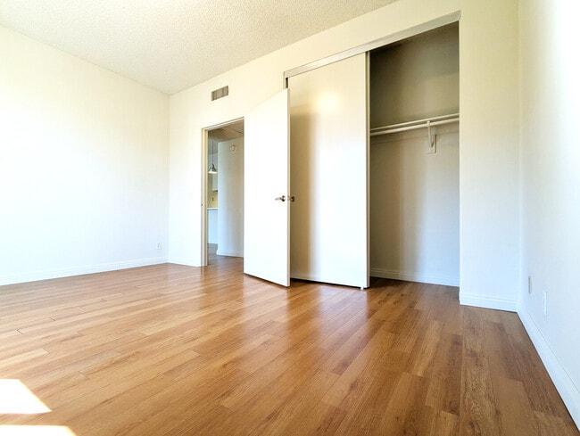 Foto del edificio - 553 S St Andrews Pl