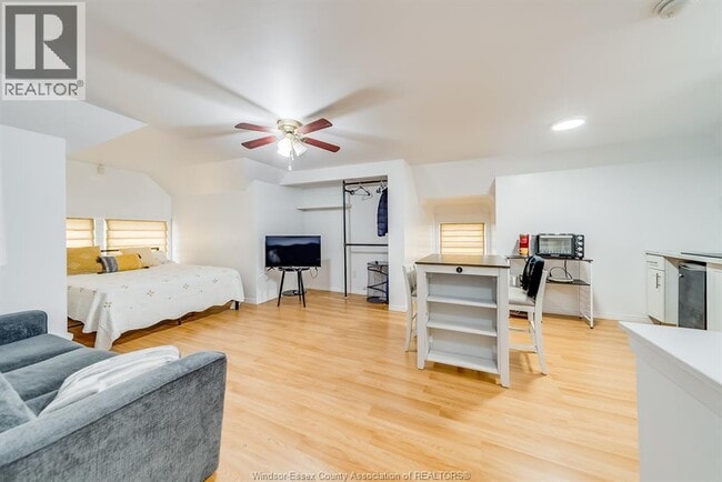 Building Photo - 961 Ouellette Ave