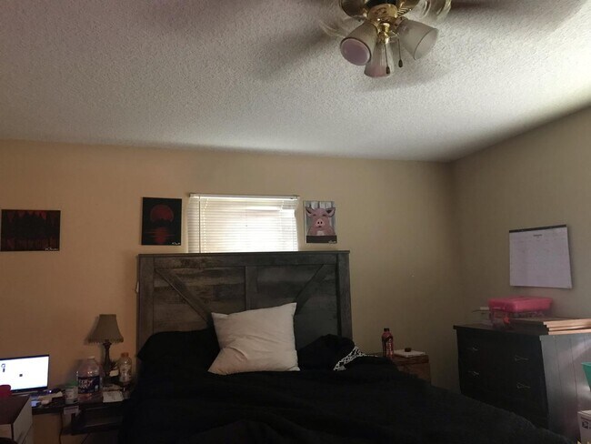 Foto del edificio - 1137 Carswell Street Ext