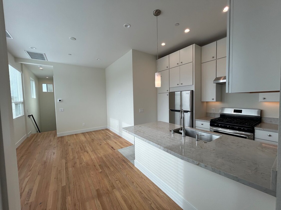 Foto principal - Brand New 2 Bed/ 2 Bath in The Heart off C...