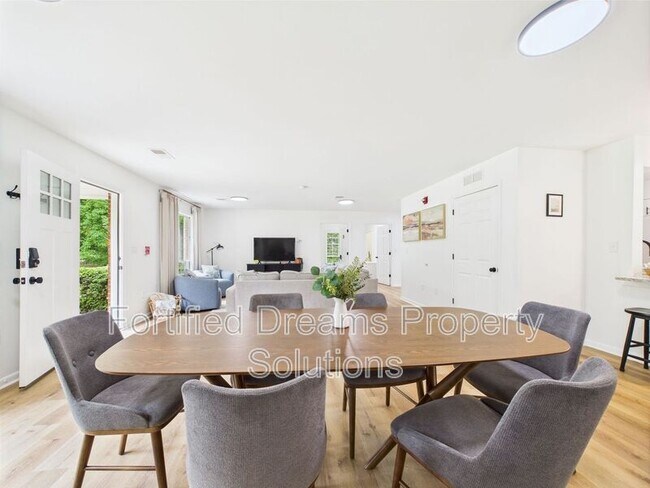 Foto del edificio - 355 Ransom Rd