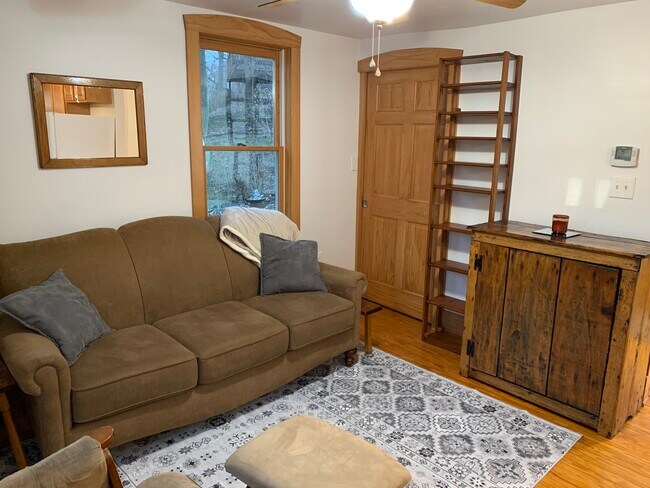 Foto del edificio - 327 W Maple St