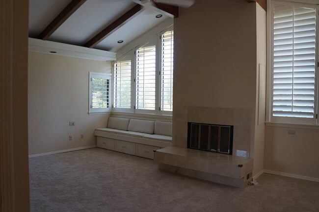 Foto del edificio - Lovely spacious home, dual levels, Cuperti...